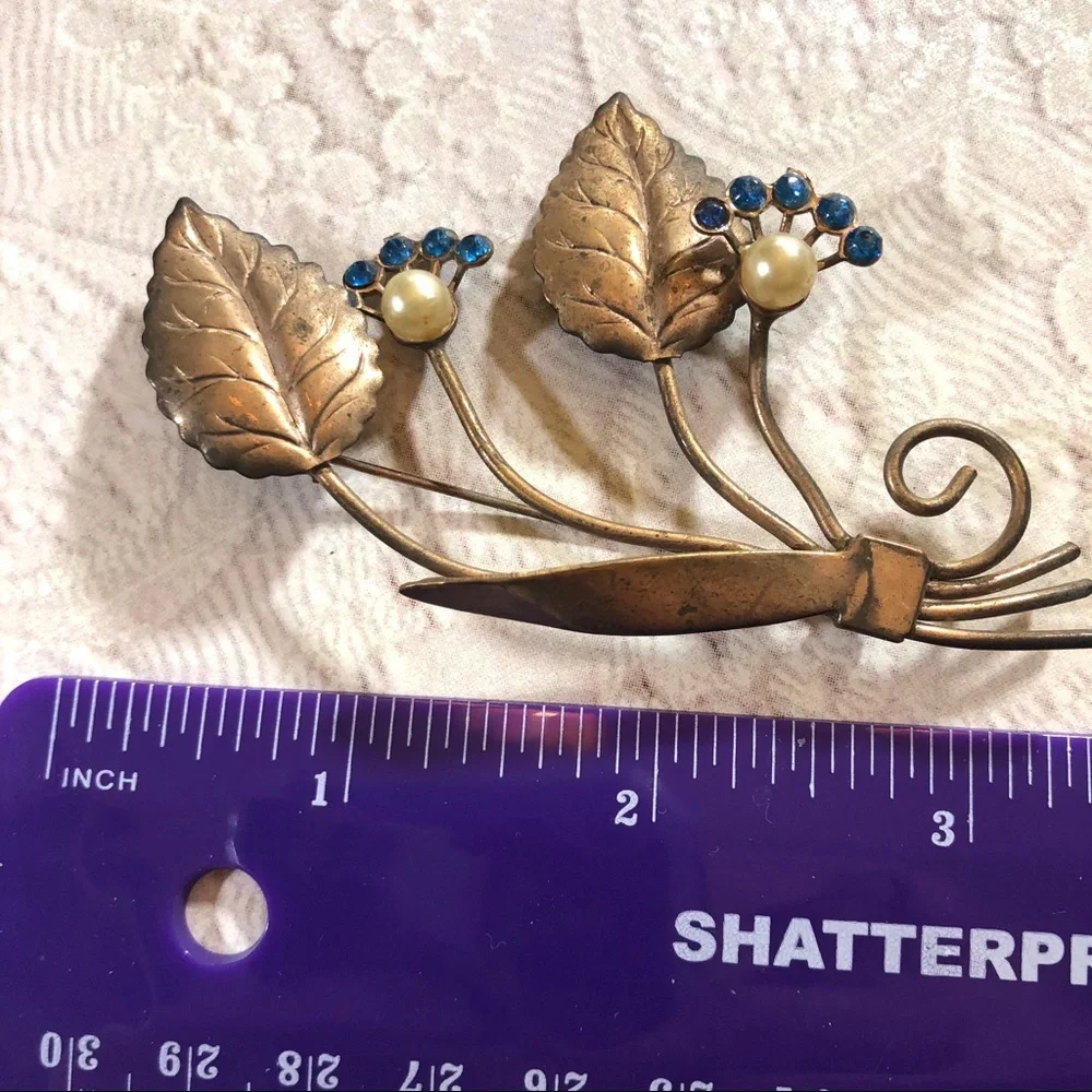 Stunning vintage delicate flower pin blue stones
